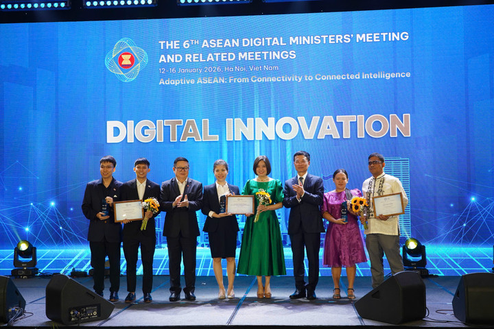 ตัวแทนจากธนาคารเวียดคอมแบงก์ (สวมเสื้อสีฟ้า) รับรางวัลเหรียญทองในงาน ASEAN Digital Awards 2026