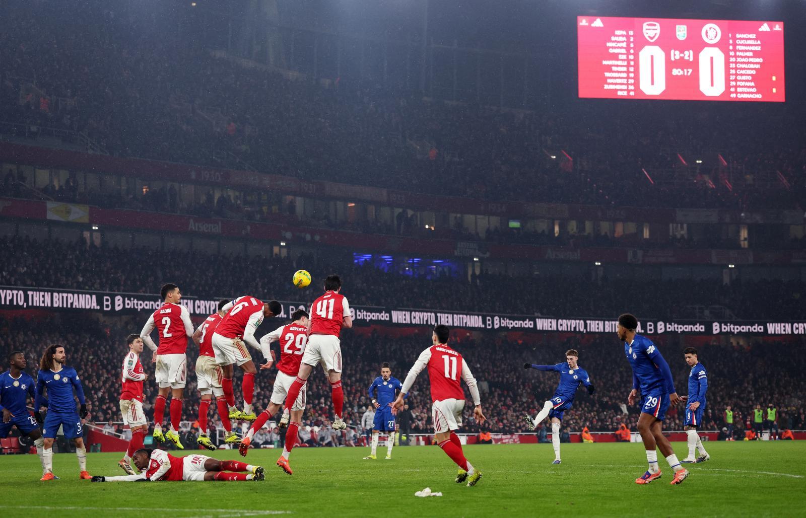 อาร์เซน่อล เปิดเอมิเรตส์ สเตเดี้ยม เฉือนชนะ เชลซี 1-0 จากประตูชัยของ ไค ฮาร์แวร์ตซ์ ช่วงทดเจ็บ นาที 90+7 ทำให้คว้าชัยทั้งไปและกลับ รวมผล 2 นัดผ่านเข้าชิงศึกคาราบาว คัพ ฤดูกาล 2025-2026 ด้วยสกอร์รวม 4-2